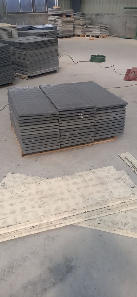 電纜溝蓋板的塑料模具注意養(yǎng)護